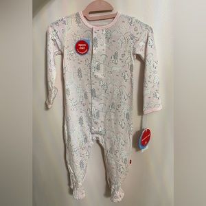 💗🦌 NWT Magnetic Me Blossom Hollow Footie!! 💗🦌